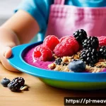 Home 21 어린이를 위한 항염증 식단 구성 방법 - A vibrant and colorful children’s smoothie bowl featuring a mix of fresh blueberries, raspberries, a...